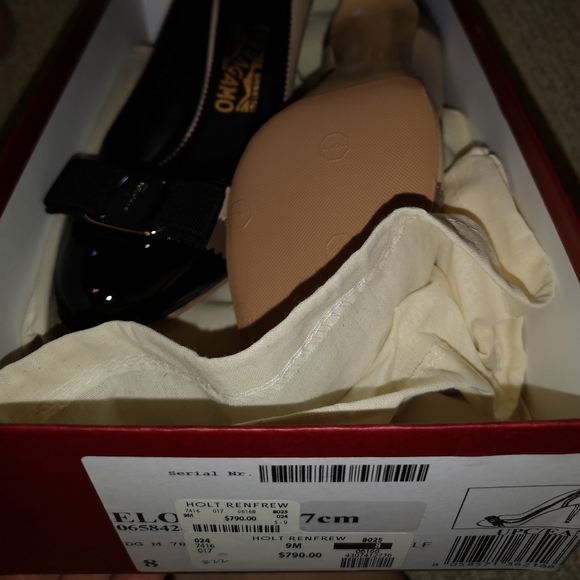 Authentic Salvatore Ferragamo - Picture 4 of 10